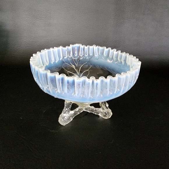 Dugan Winter Cabbage White Opalescent Ruffled Glass 3 Toed Footed Console Bowl - Picture 11 of 12